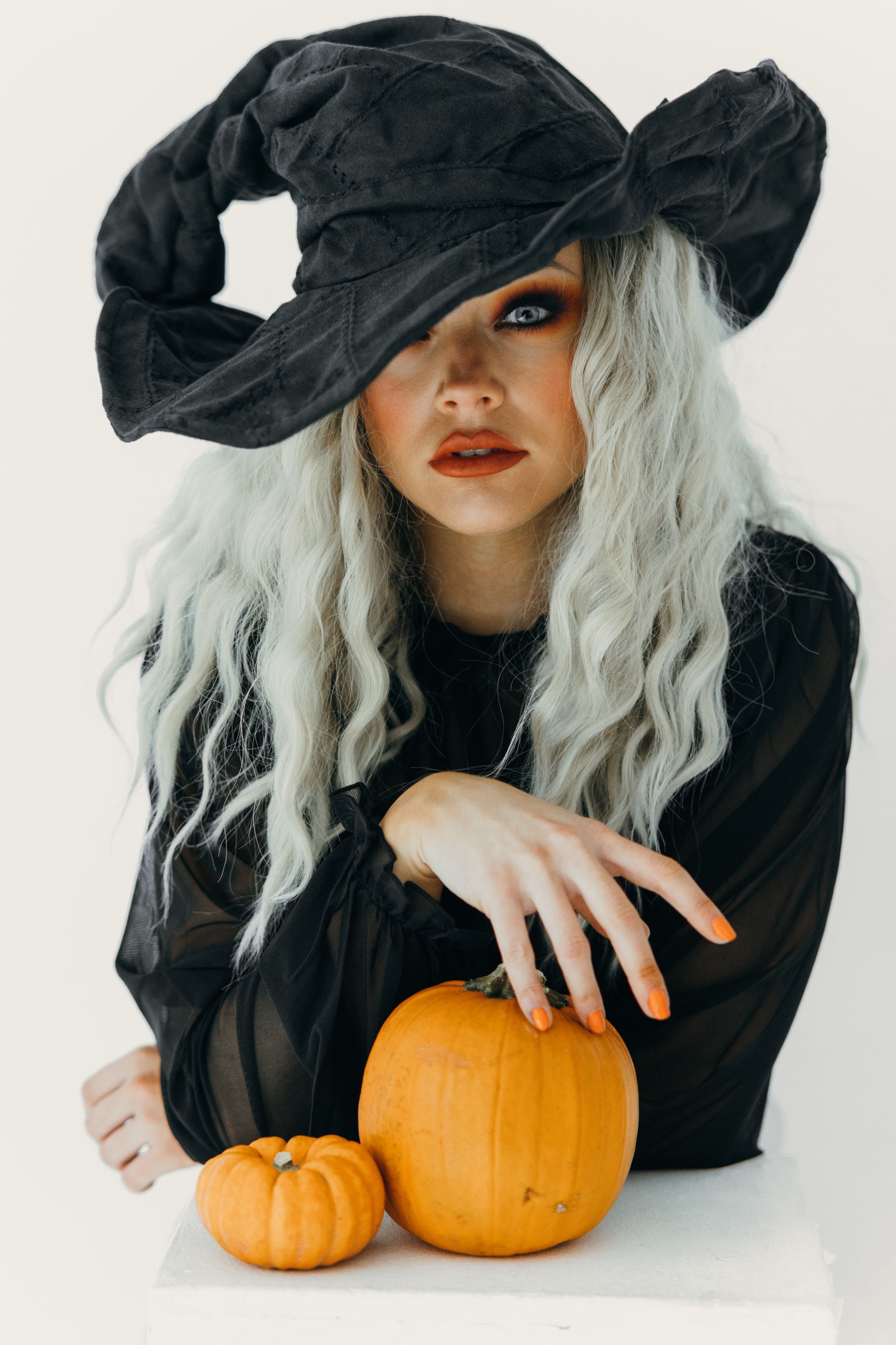 9 Modern Halloween Witch Makeup Looks For Spooky Season 2023